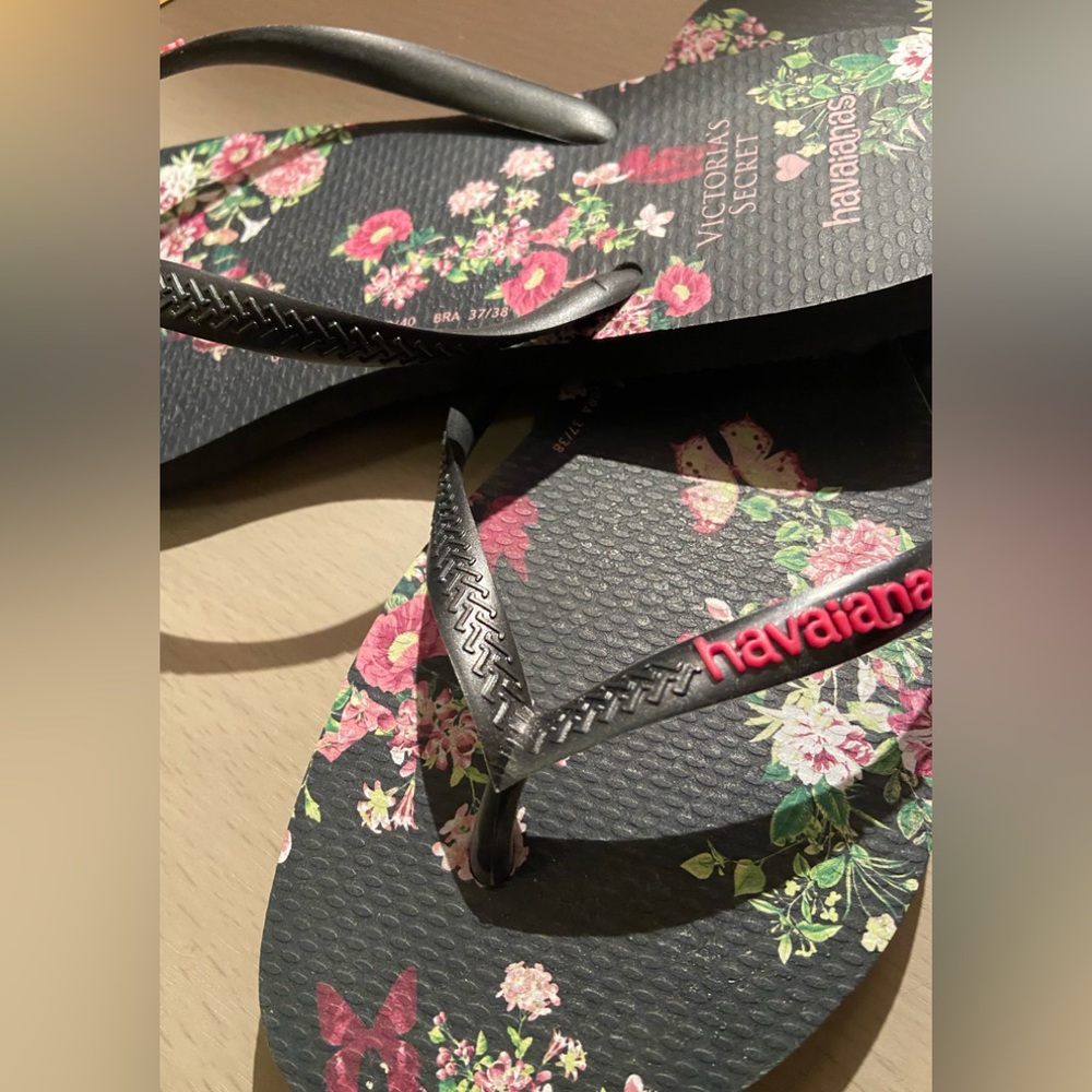 Victoria’s Secret Havaianas Black Floral Flip  Flops Size 37/8